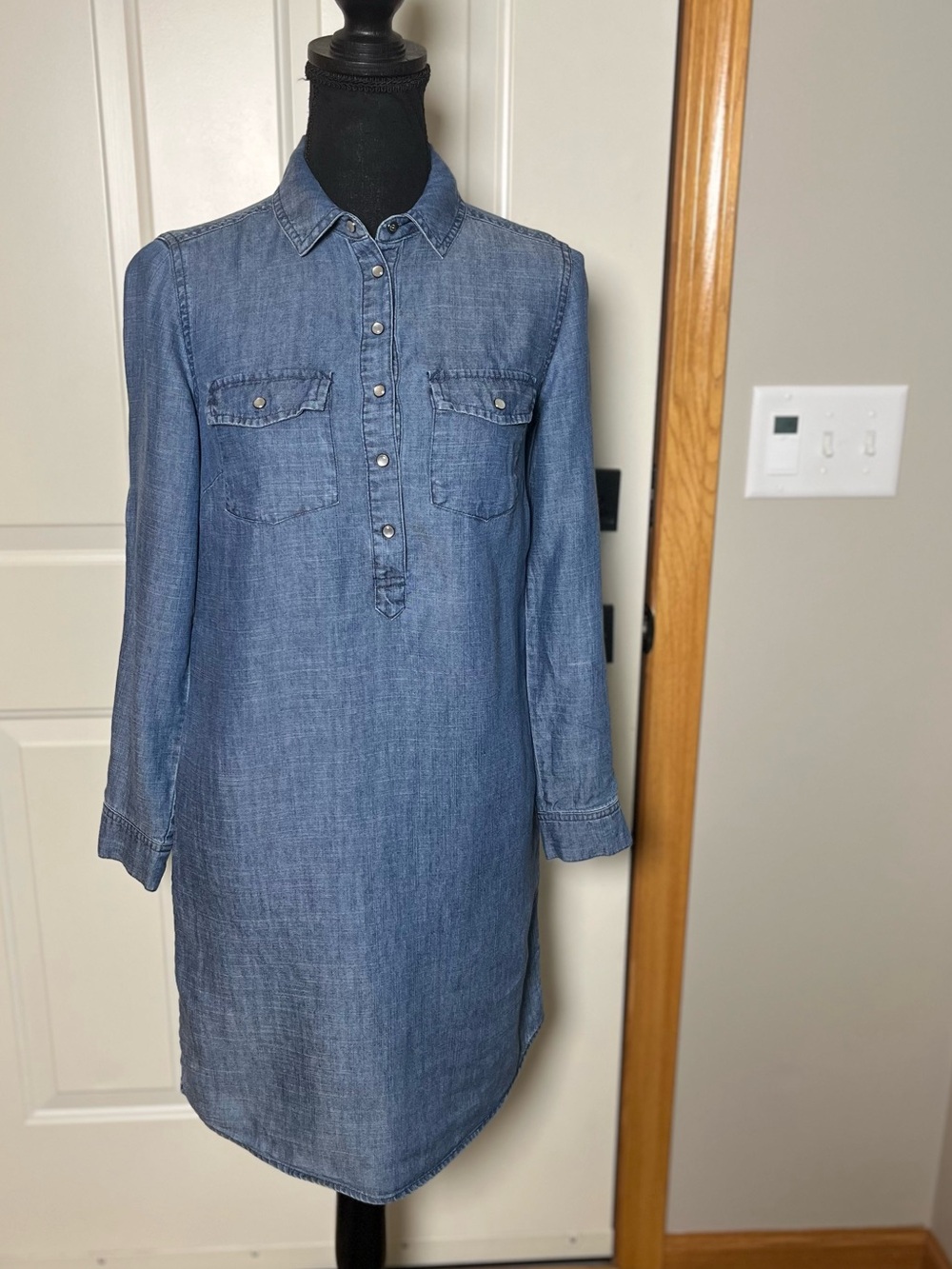 Bonden denim blue chambray pull over long sleeve linen blend shirt dress. 2R